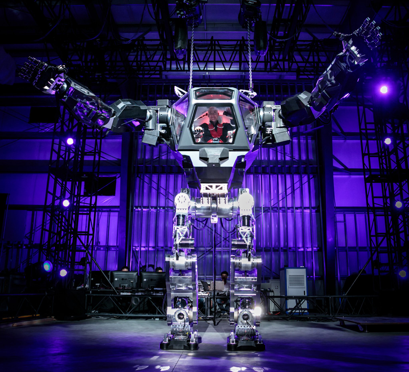 Jeff Bezos piloting a gigantic Method-2 robot designed by South Korean company Hankook Mirae Technology (Twitter)
